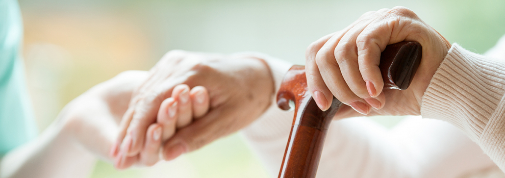 Vallen bij ouderen en het belang van schoenen - Hanssen Footcare